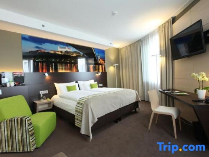 Deluxe Double room with city view