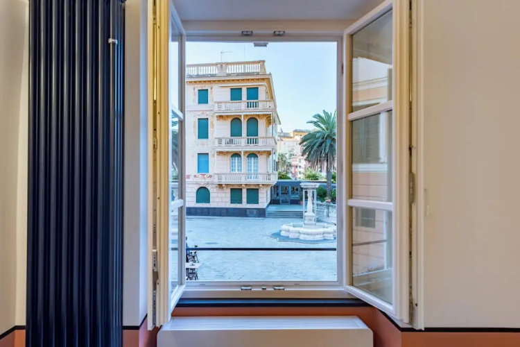 Bright 2BR flat moments from the beach
