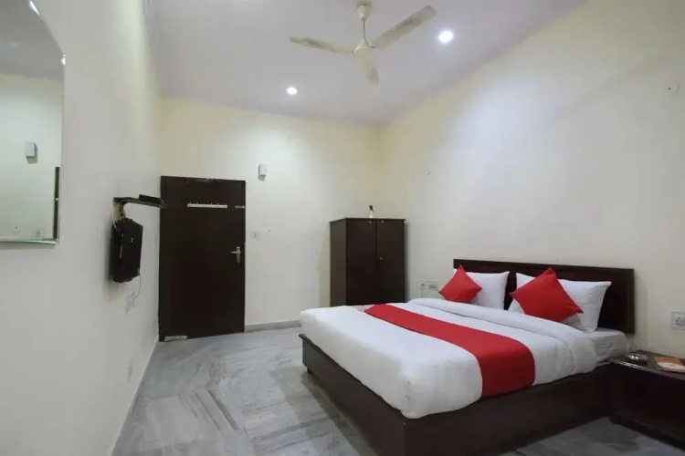 Hotel C-9 by OYO