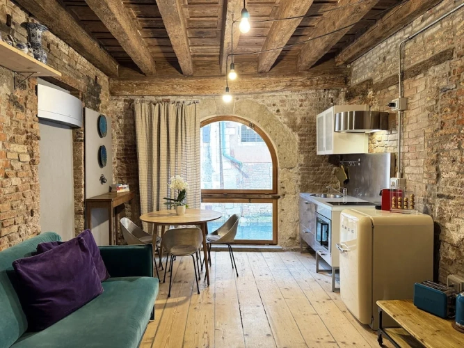 Apartment with canal view