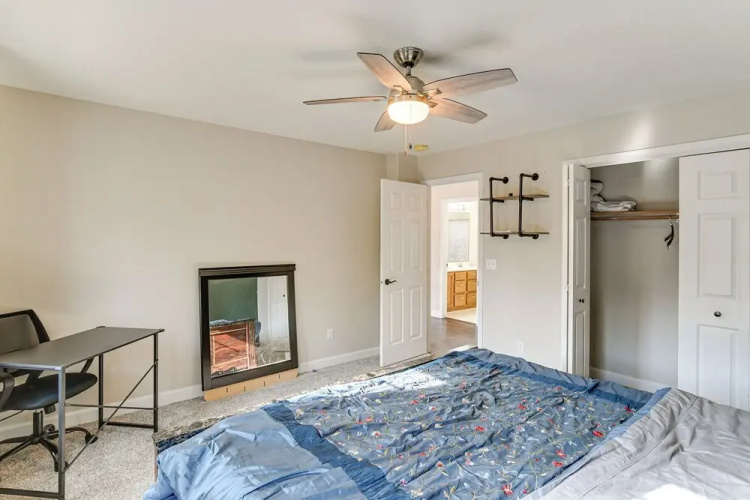 Des Moines Suburb Stay w/ Spacious Layout & Deck!