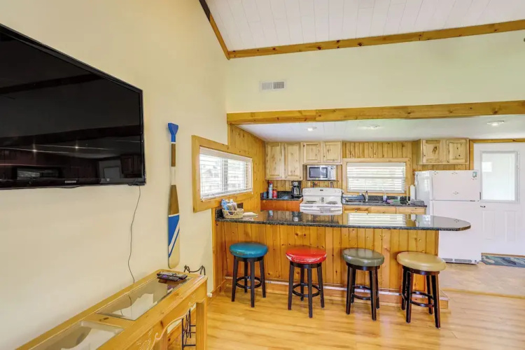 Waterfront Port Clinton Cottage w/ Fire Pit!