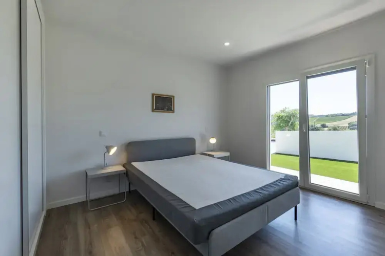 4 Bed Villa - Sleeps 8 - Pool - Garden - Parking