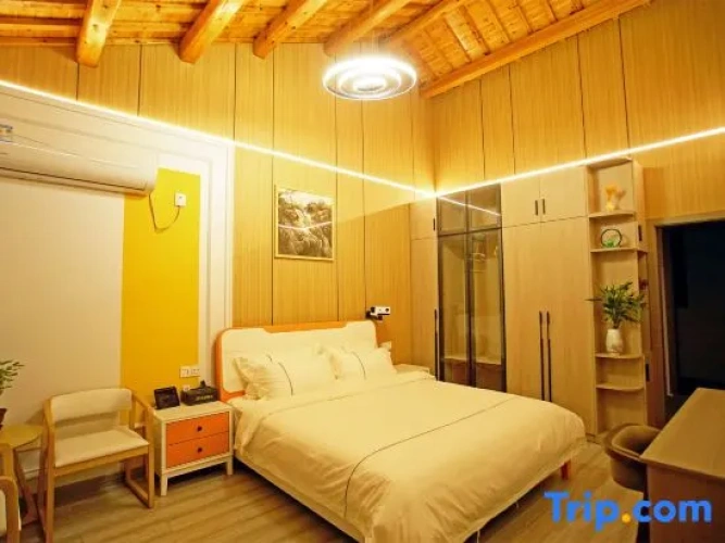 5 Bedrooms Villa