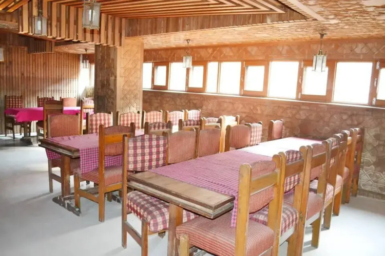 Houseboat Parimahal