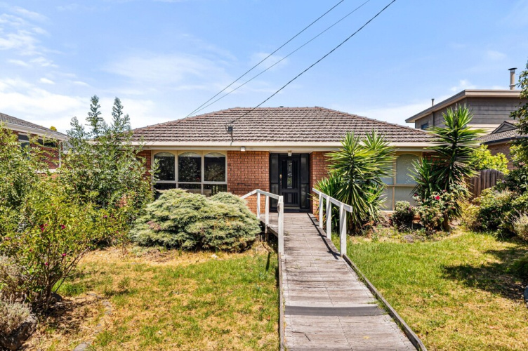 Spacious 4-bed House With Garden in Doncaster