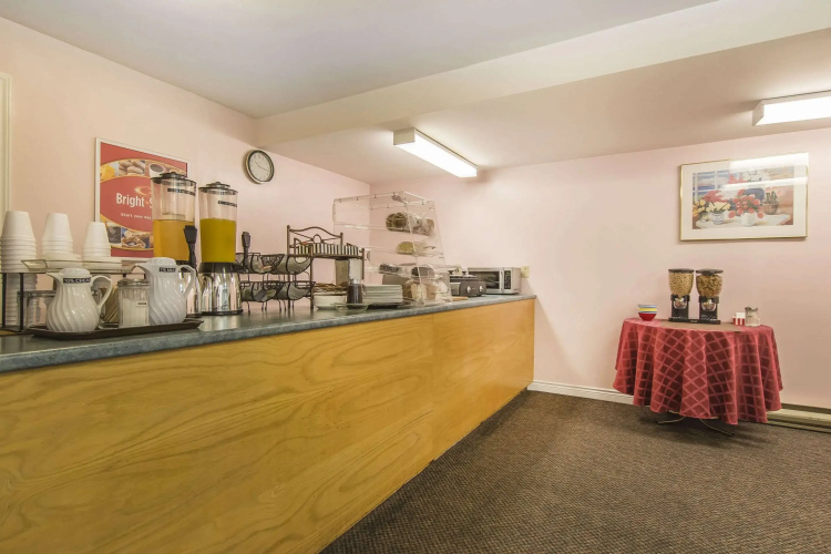 Econo Lodge & Suites