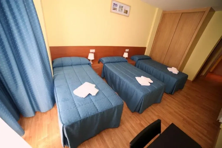 Standard Triple room