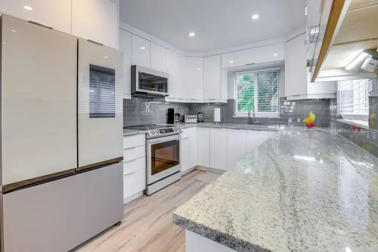 Upscale Condo - 2 Blocks to Riviera Beach!