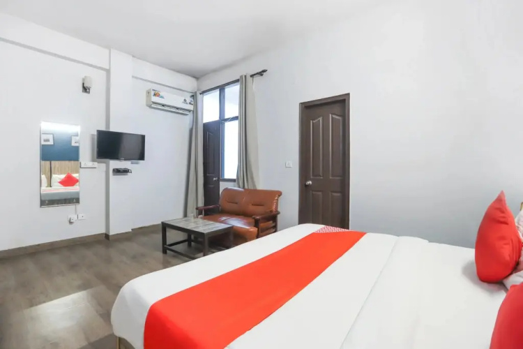 Golden Villa by OYO Rooms