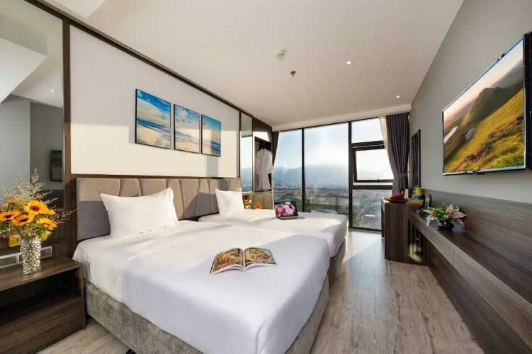 Deluxe Triple room with city view