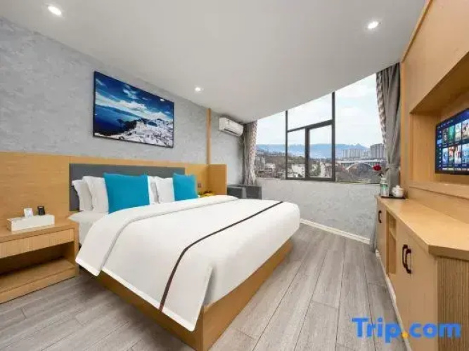 Zhenxiong Svit Theme Hotel