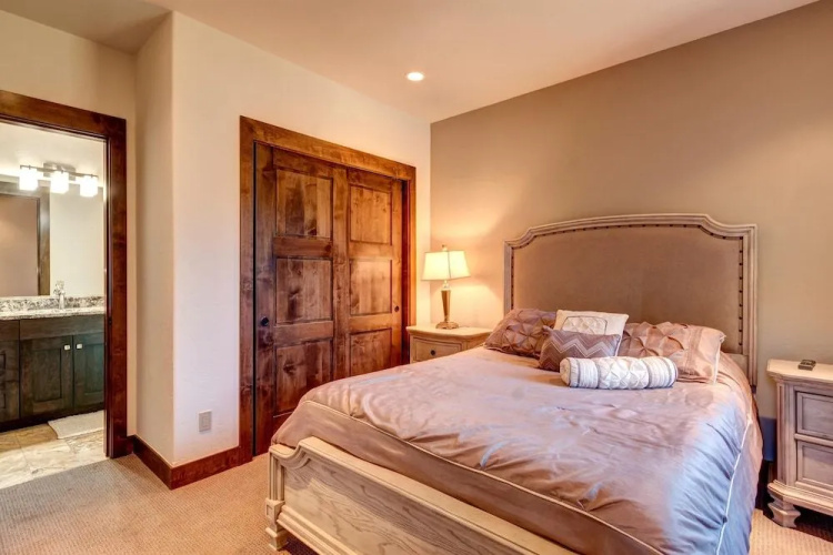 Stunning Home Main st. Walk Everywhere! Sleeps 12!