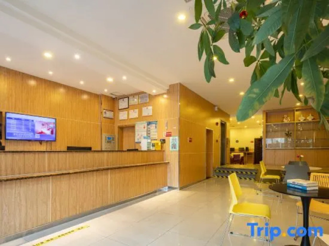 Yiyi Business Hotel