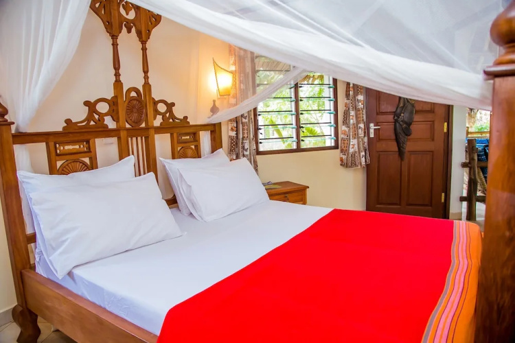3 Bed Cottage Sleeps 6- Pool, Chef Option, Parking
