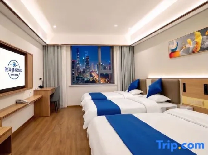 Standard Triple room with city view