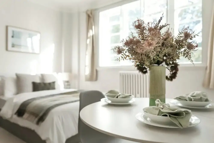 Beautifully Presented Centrally Located Studio apt