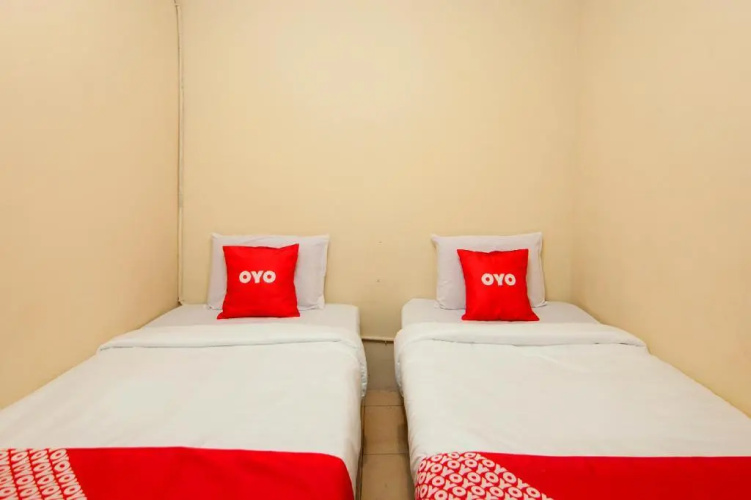 OYO 2045 Hotel 211