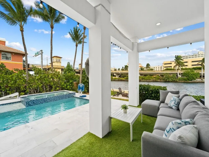 Intercostal beauty with heated pool + Spa!