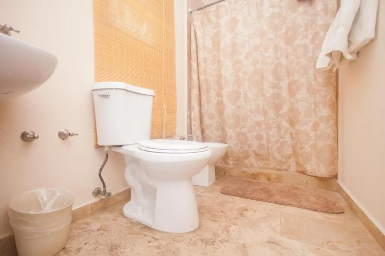 Suite 3 with private pool, tub and king size bed