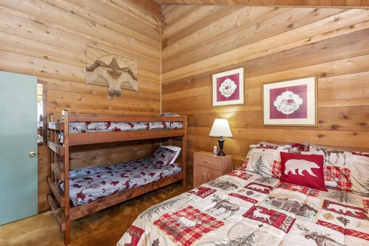 012 - Lakefront Chalet