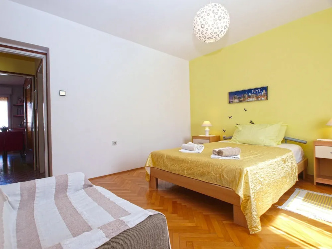 Apartment 686