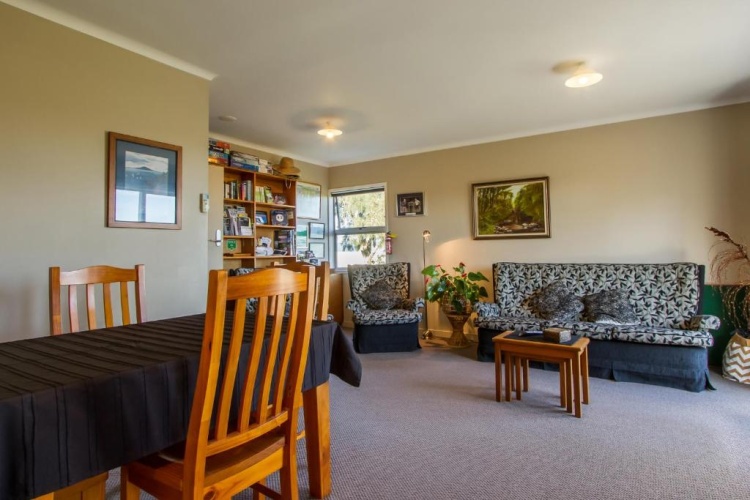 5 Bedrooms Apartment