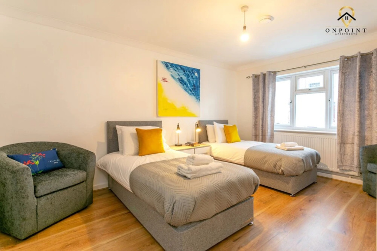 Spacious 6 Bed Home with Parking