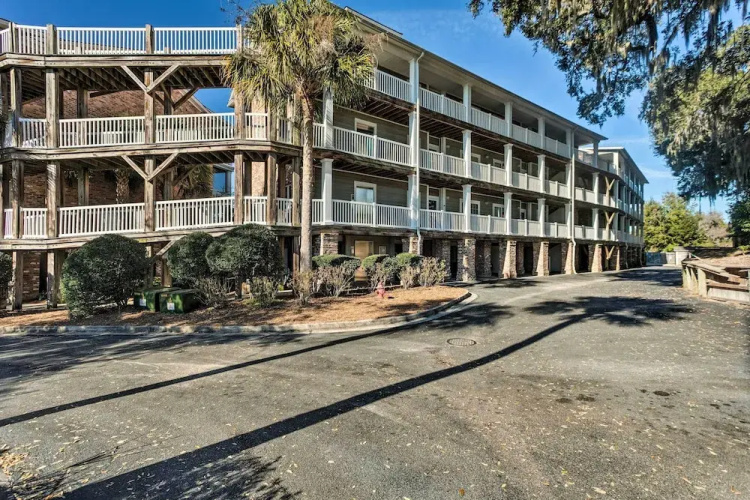 3rd-floor Riverfront Condo: Walk to Downtown Eats!