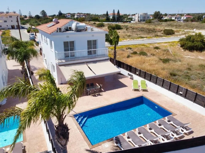 4 Bedrooms Villa