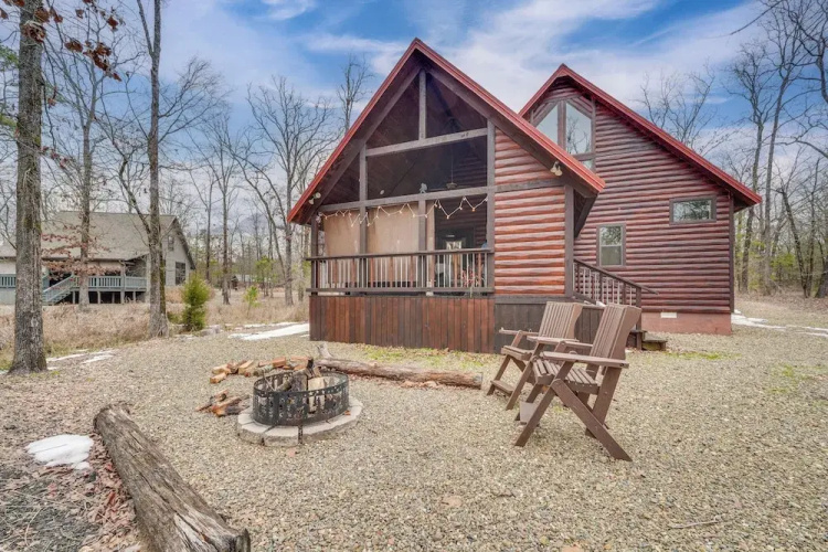 Hot Tub + Fire Pit: Broken Bow 'honeymoon Cabin'