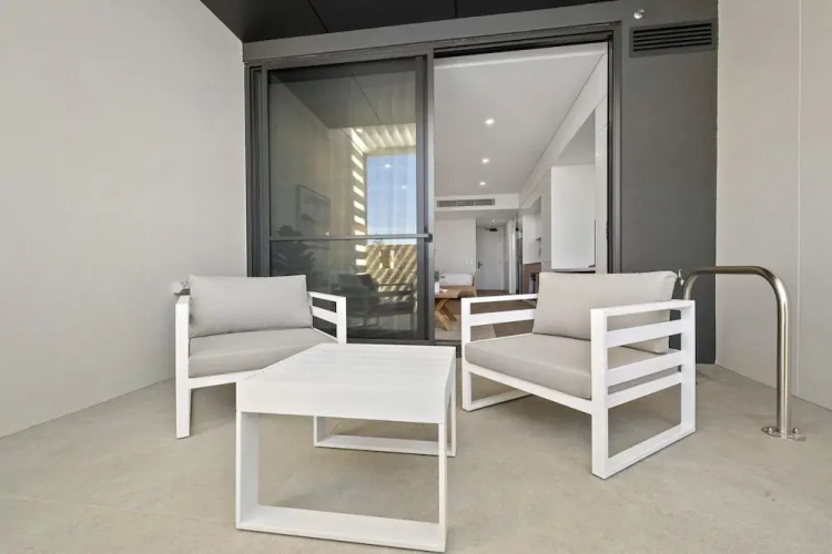 Chic Ground-floor Studio Near Local Cafes