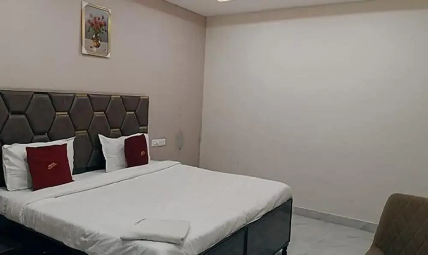 Fabhotel Red Pepper