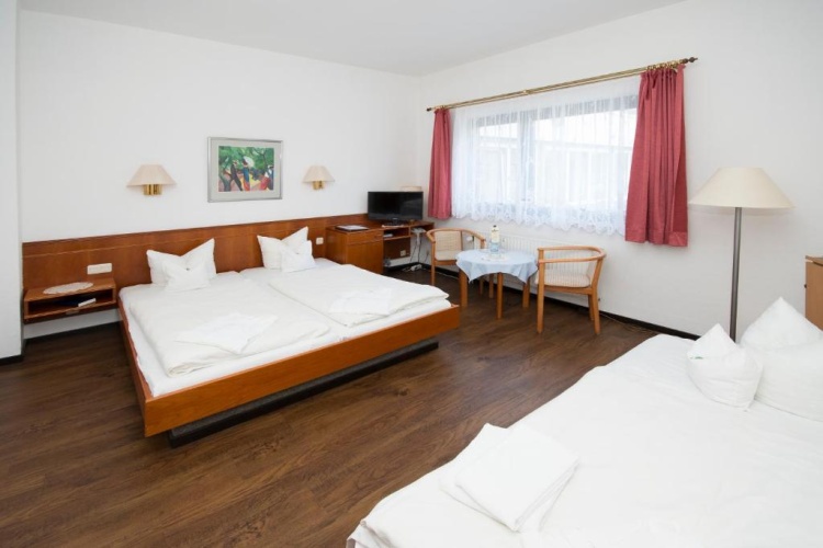 Standard Triple room