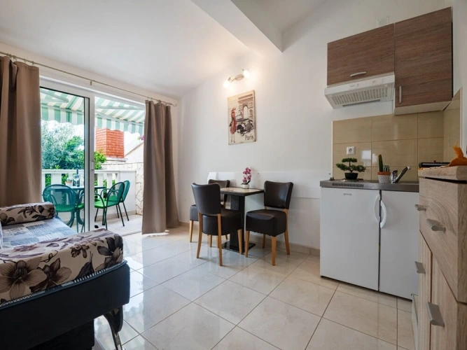 Apartment with balcony and with sea view