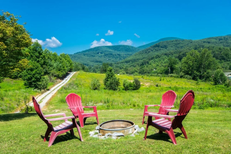 Charming 2BR w Firepit Mountain Views
