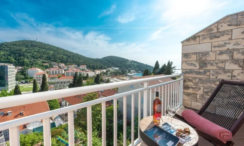 2 Bedrooms Apartment with partial sea view