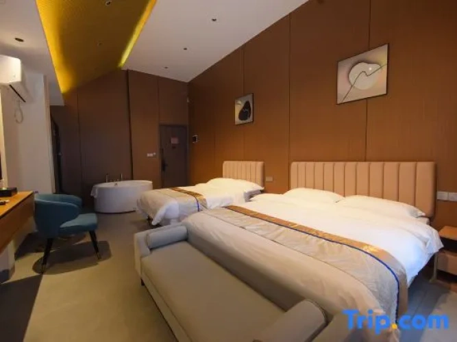 Standard Twin room with lake view