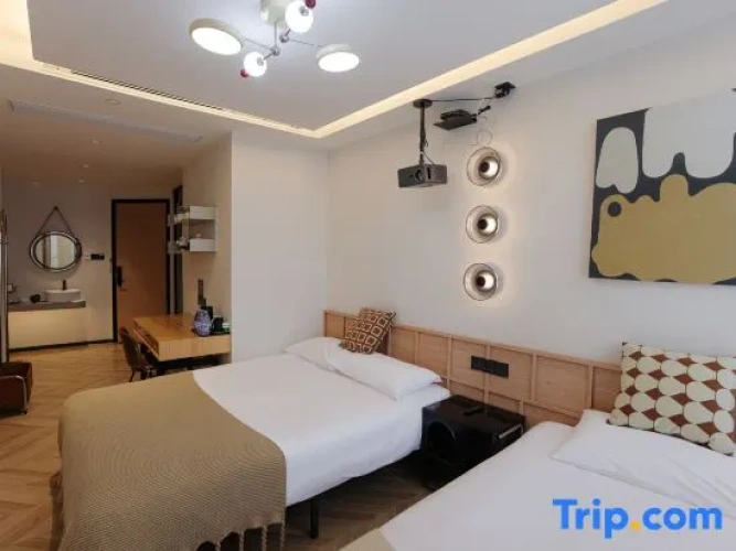 Standard Twin Family room with street view