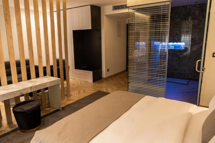 Ador Hotel