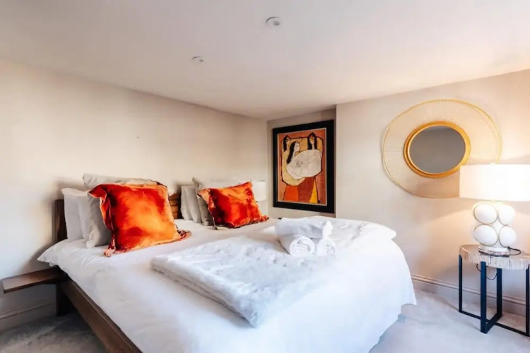 Modern Stylish Central Bath Apartment