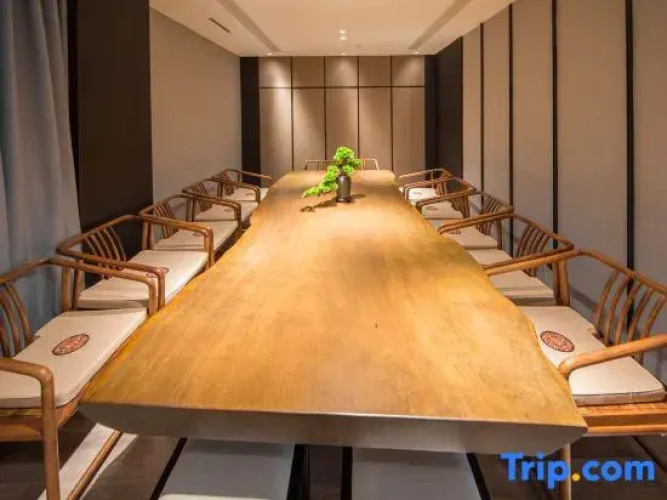 Shehong Xinyue Riverside Holiday Hotel