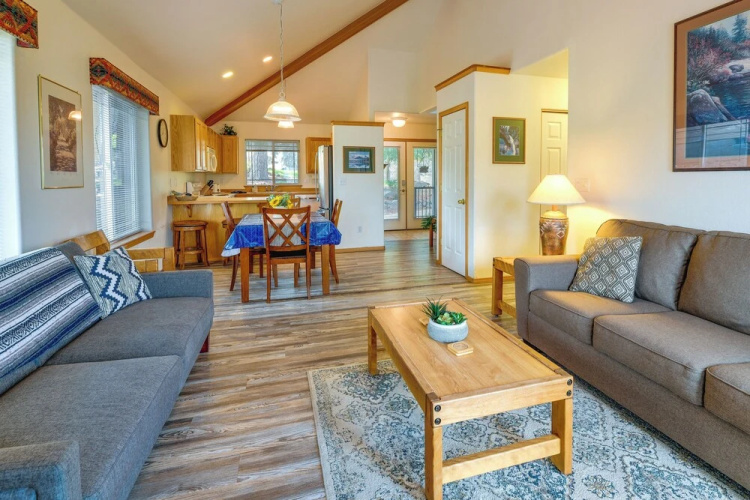 Resort-style Klamath Falls Home, Golf Course View!