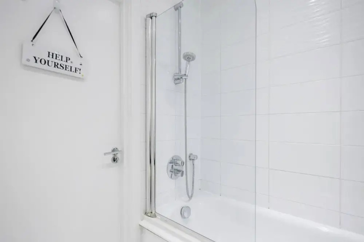 Basildon - 2-bed - Sleeps 5 - Near Train Station