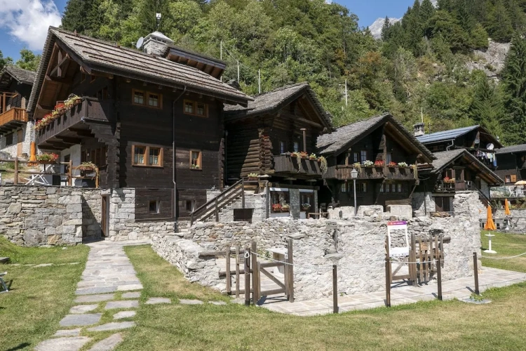 2 Bedrooms Apartment with balcony and with mountain view