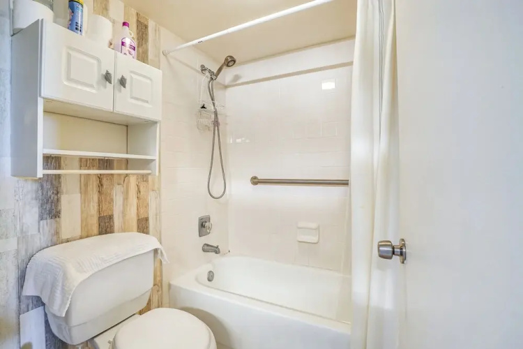 Pool Access & Waterfront Balcony: Hudson Condo!
