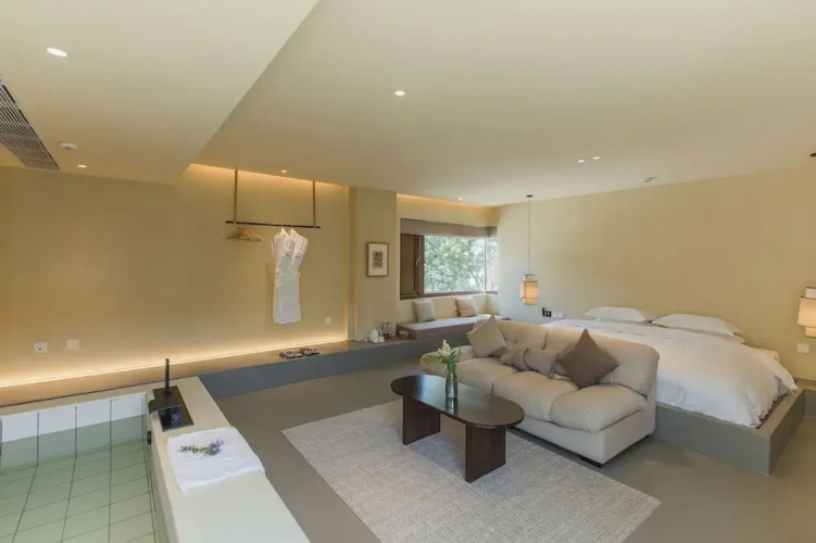 The Long Circle House
