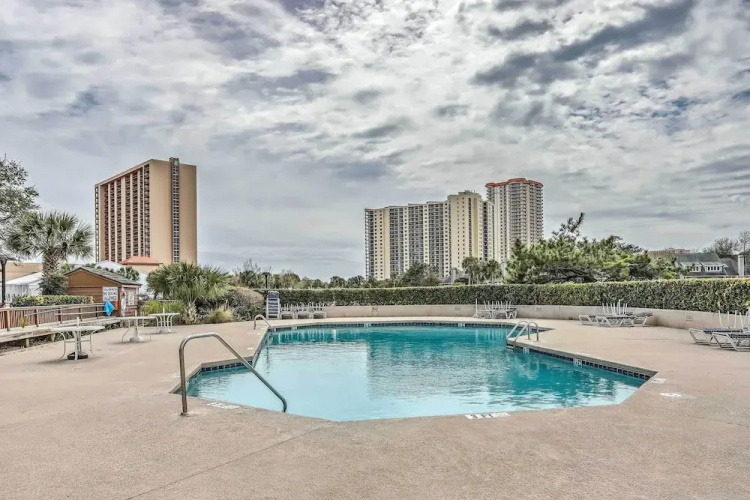 Myrtle Beach Retreat w/ Ocean Access & Porch!