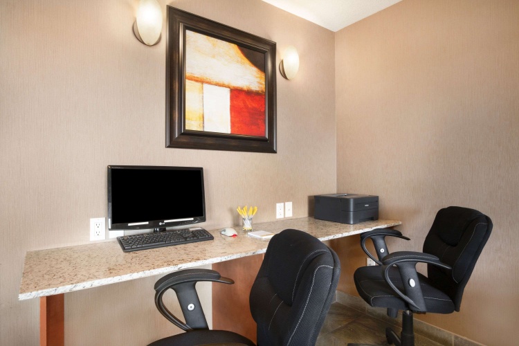 Days Inn & Suites by Wyndham Cochrane photo 7