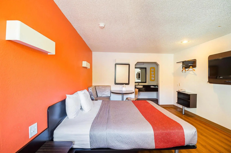 Motel 6-Blue Springs, MO